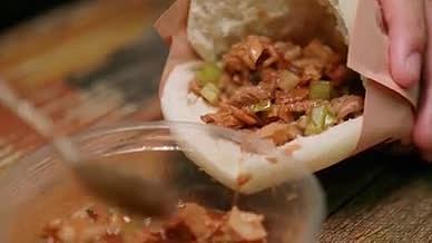 4K实拍西安特色美食之肉夹馍视频素材视频的预览图